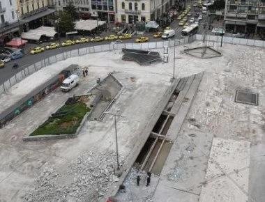 Κλειστή η Ομόνοια - Λαμαρίνες, μπουλντόζες και εργάτες στην πολύπαθη πλατεία (φώτο)